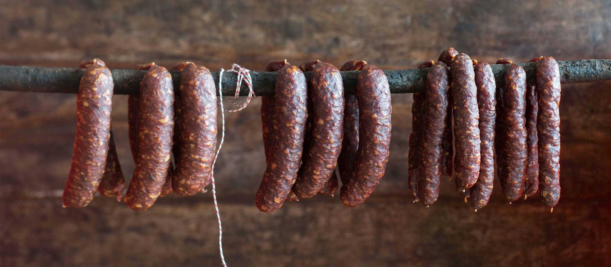 Kaminwurzen auf der Stange