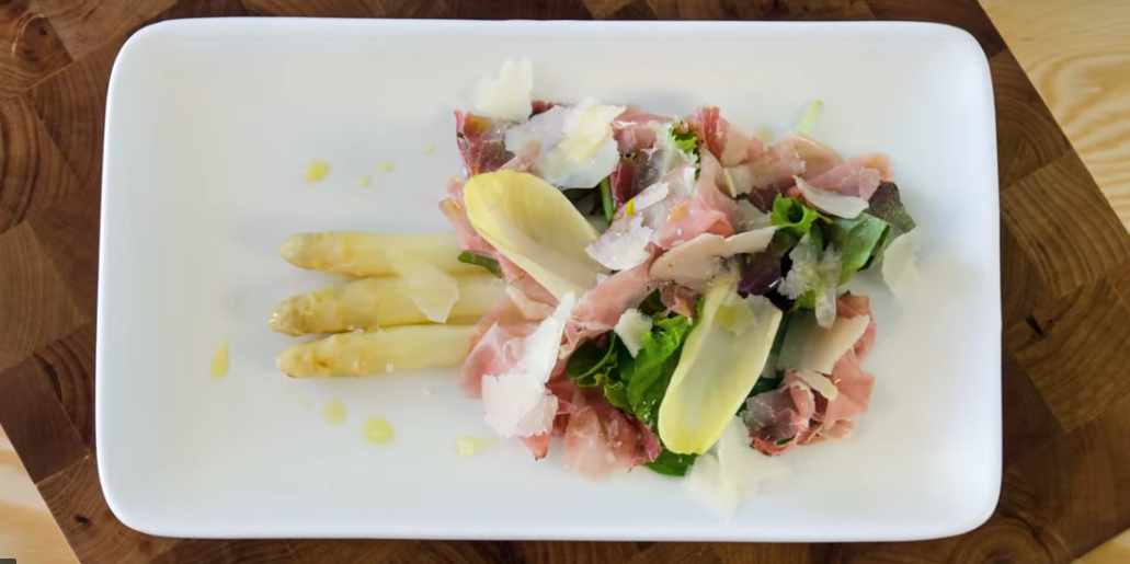 Insalata di asparagi con carpaccio di speck cotto